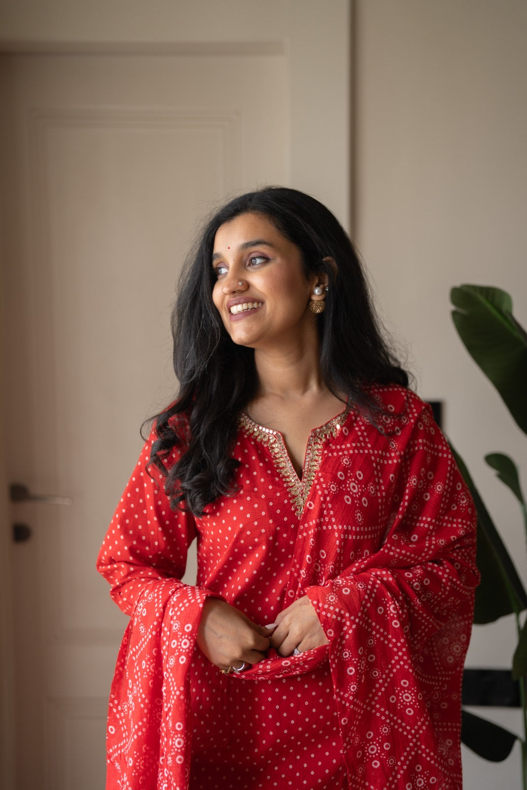 Gurnar Farshi Bandhej Suit- Red