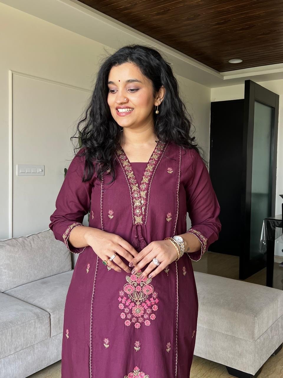 Sirah Embroidered Crushed Dupatta Set- Wine