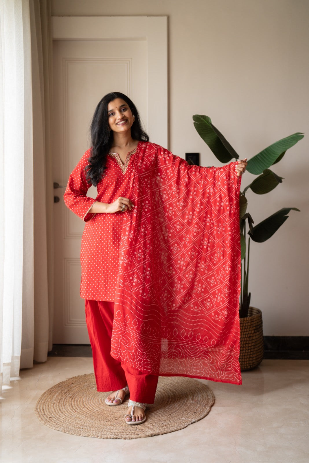Gurnar Farshi Bandhej Suit- Red