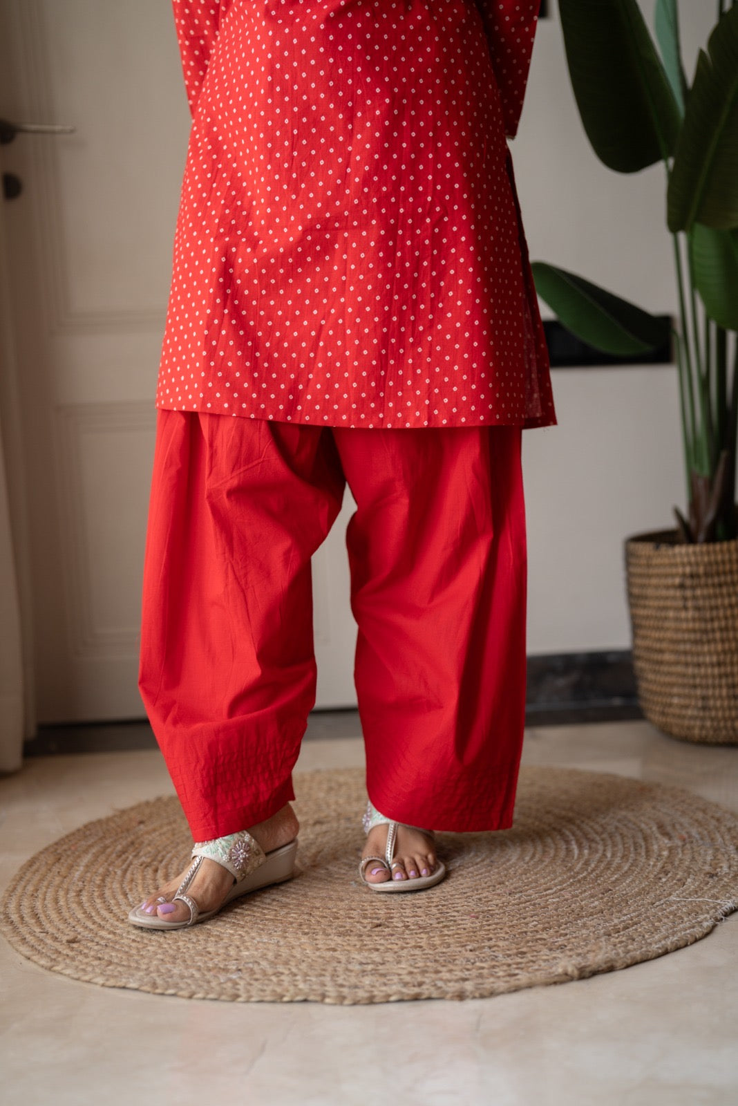 Gurnar Farshi Bandhej Suit- Red