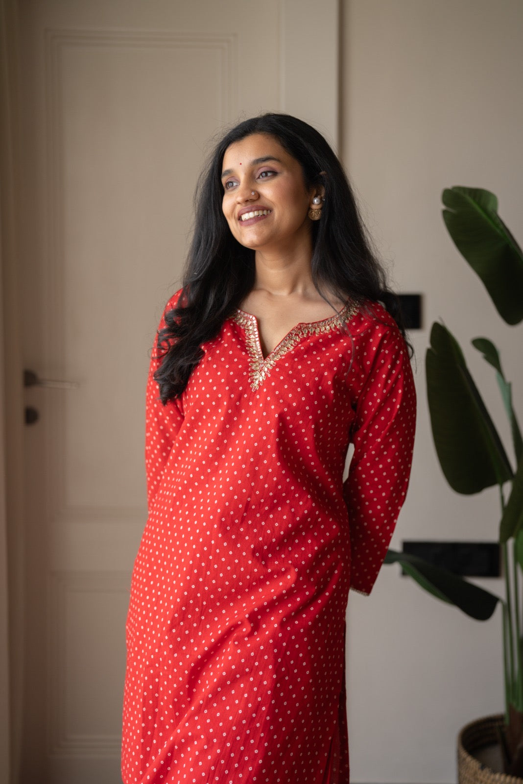 Gurnar Farshi Bandhej Suit- Red
