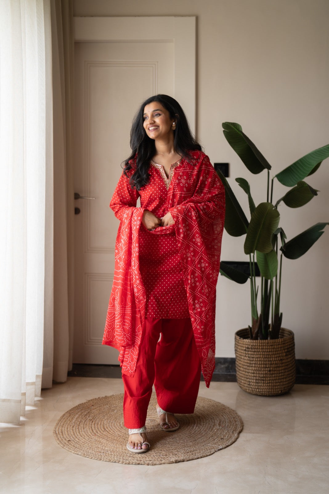 Gurnar Farshi Bandhej Suit- Red