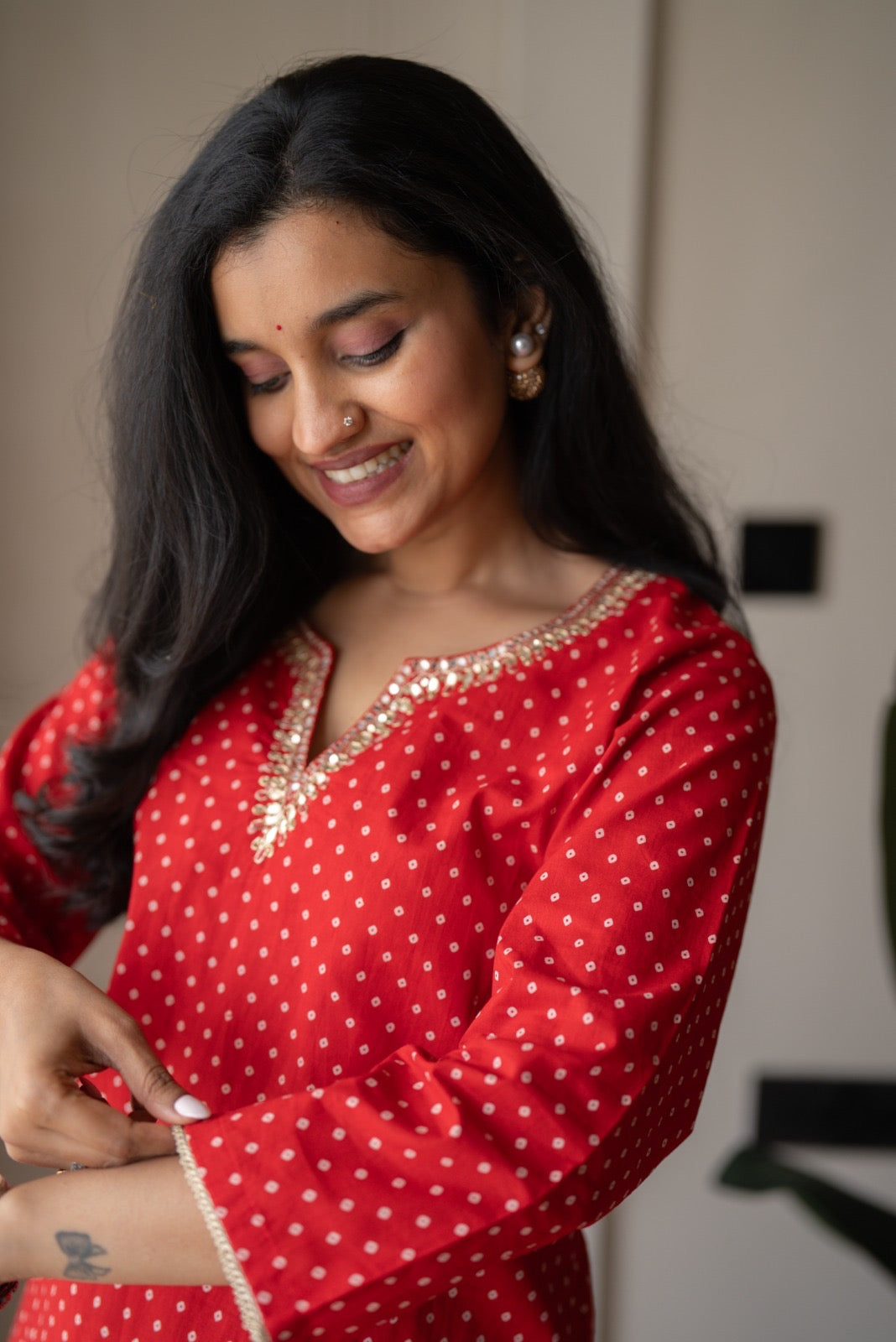 Gurnar Farshi Bandhej Suit- Red