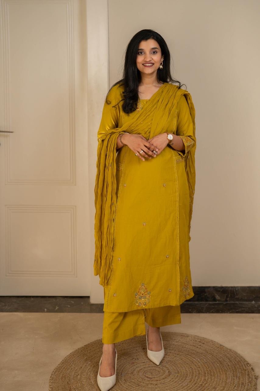 Kruti Embroidered Crushed Dupatta Set