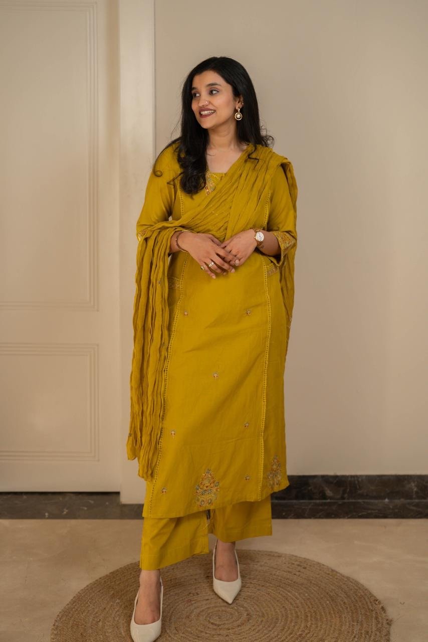 Kruti Embroidered Crushed Dupatta Set