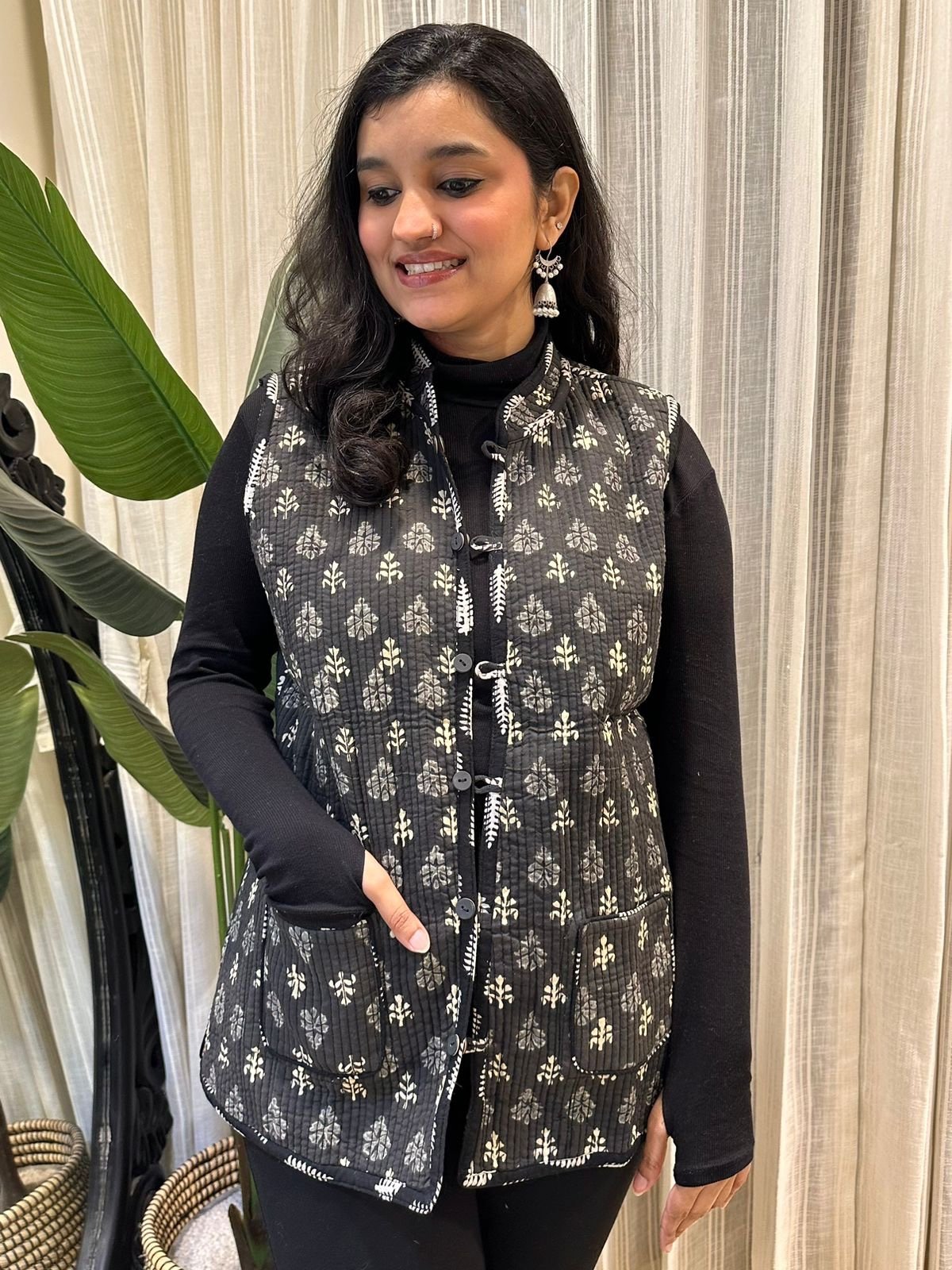 Reversible Quilted Sleeveless Jacket- K Black and White Boota