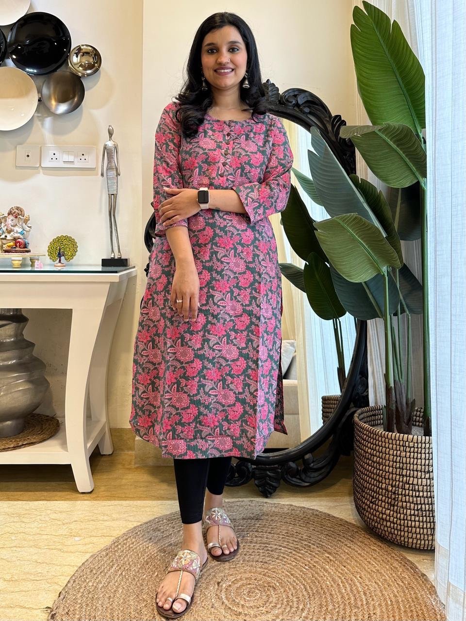 Weekend Round Neck Kurta- Forestry Pink Florals