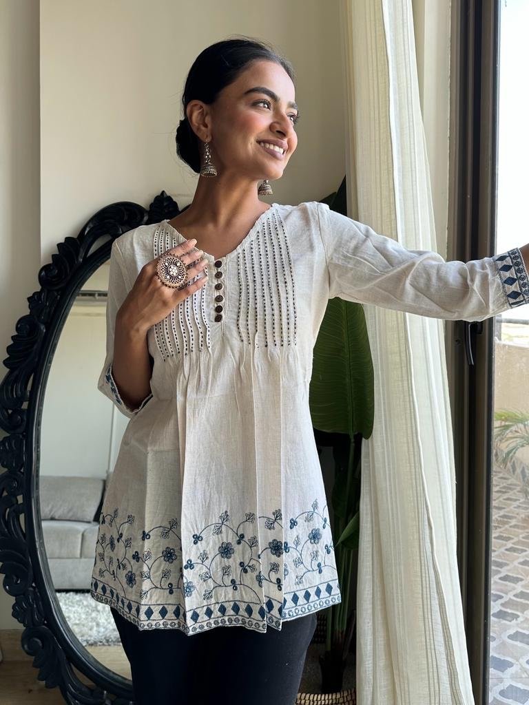 Neeli Bel Cotton Top