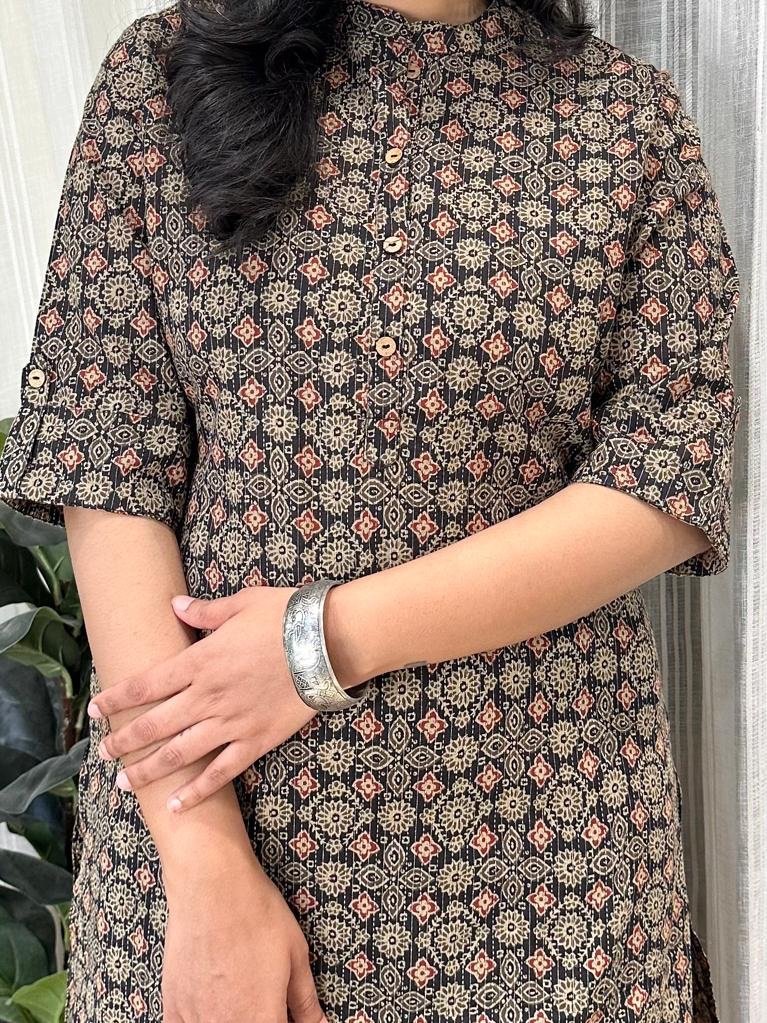 Weekend Cotton Kurta- Black Booti Jaal