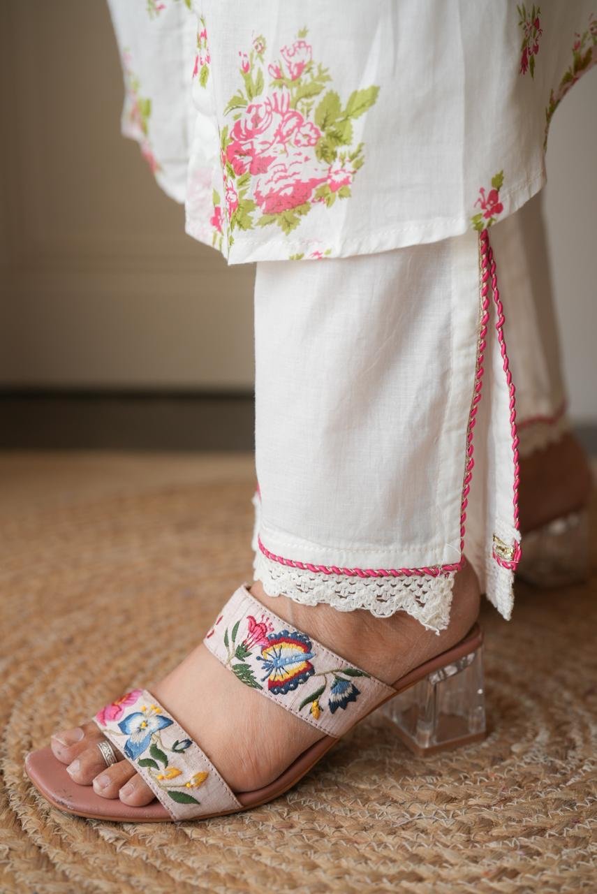 Samika White Mulmul Boota Set- Pink