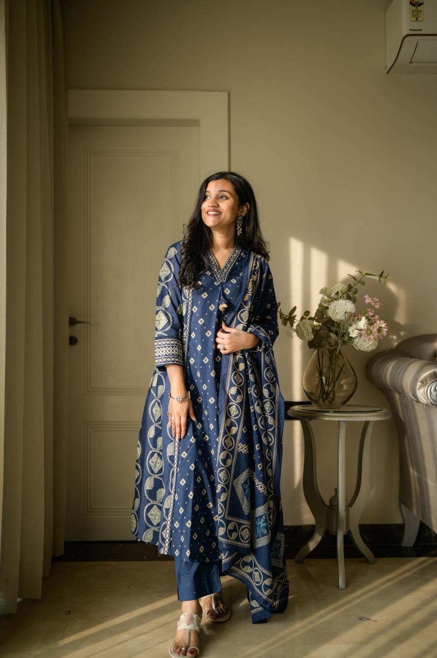 Kanika Bandhej Off Beat Set- Blue - Image 3