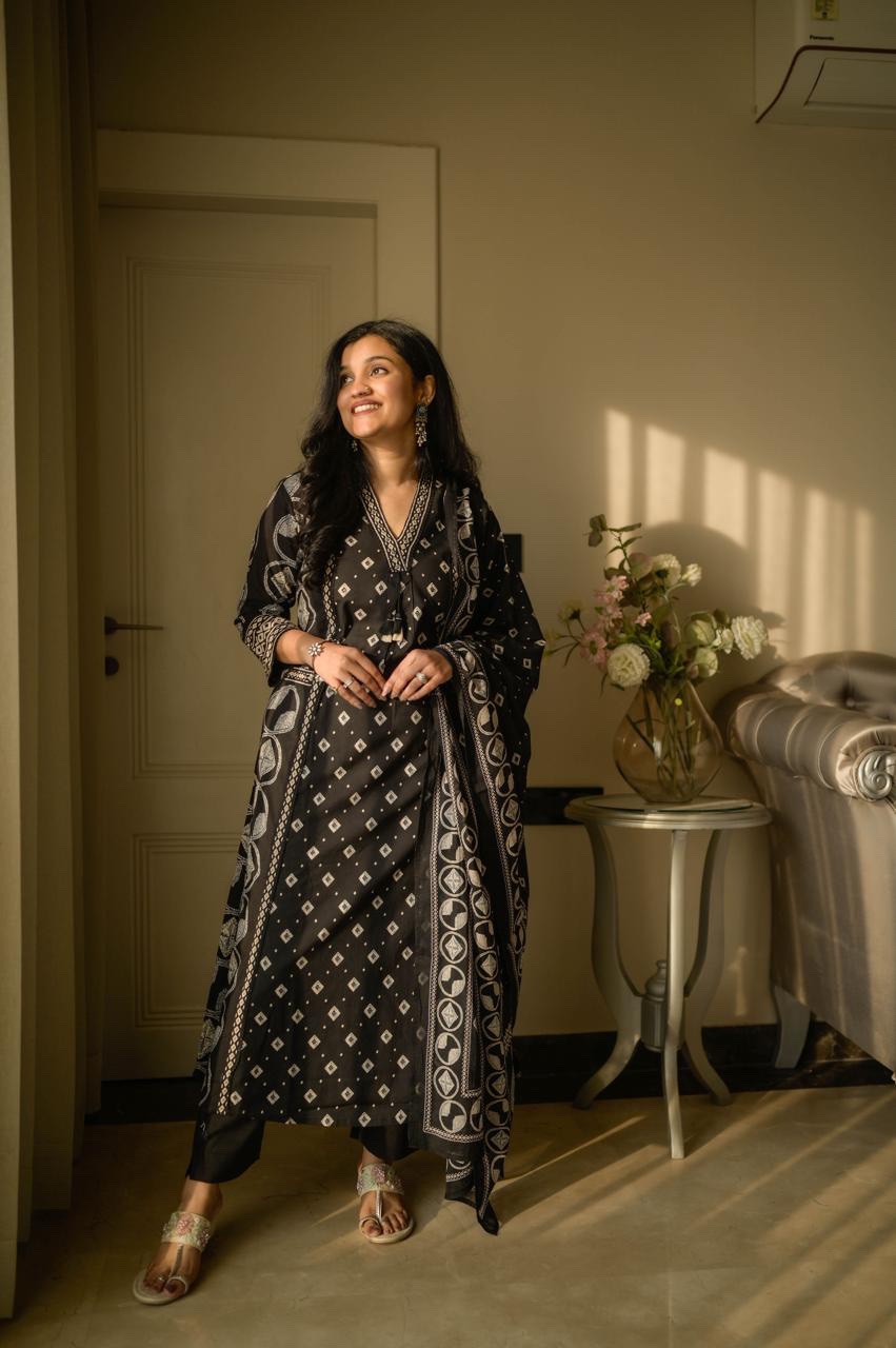 Kanika Bandhej Off Beat Set- Black - Image 2