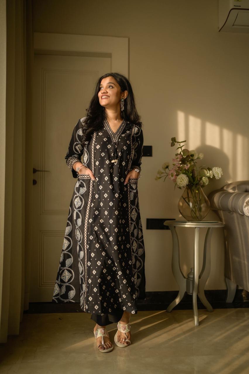 Kanika Bandhej Off Beat Set- Black - Image 4