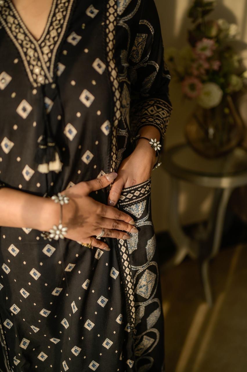 Kanika Bandhej Off Beat Set- Black - Image 5