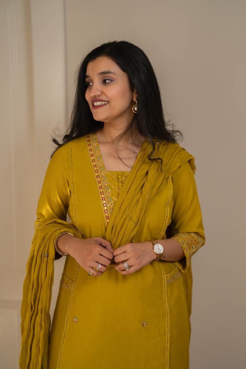 Kruti Embroidered Crushed Dupatta Set - Image 11
