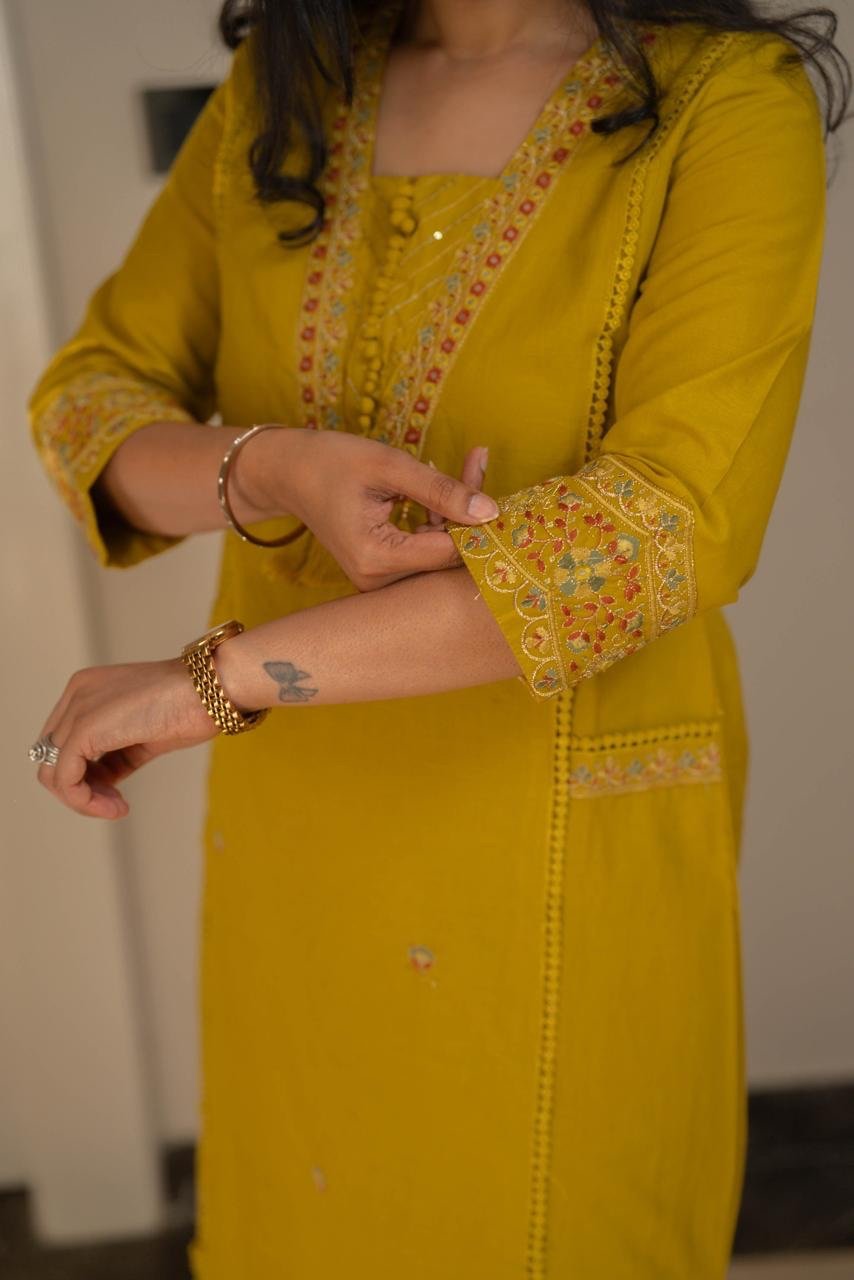 Kruti Embroidered Crushed Dupatta Set - Image 5